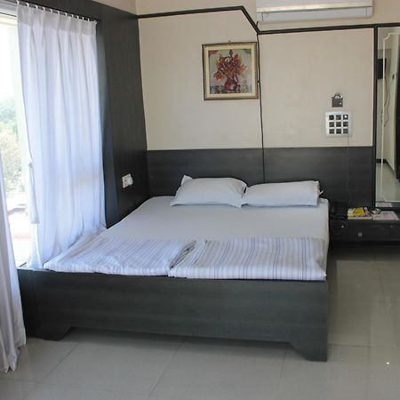 Hotel Apple Inn อาเมดาบัด ภายนอก รูปภาพ