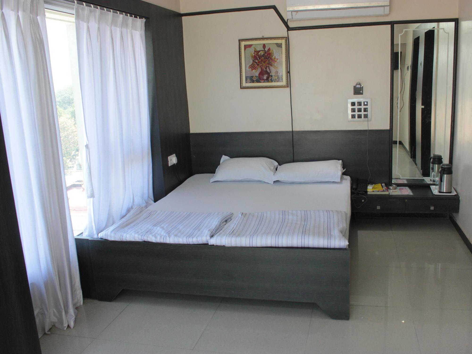 Hotel Apple Inn อาเมดาบัด ภายนอก รูปภาพ